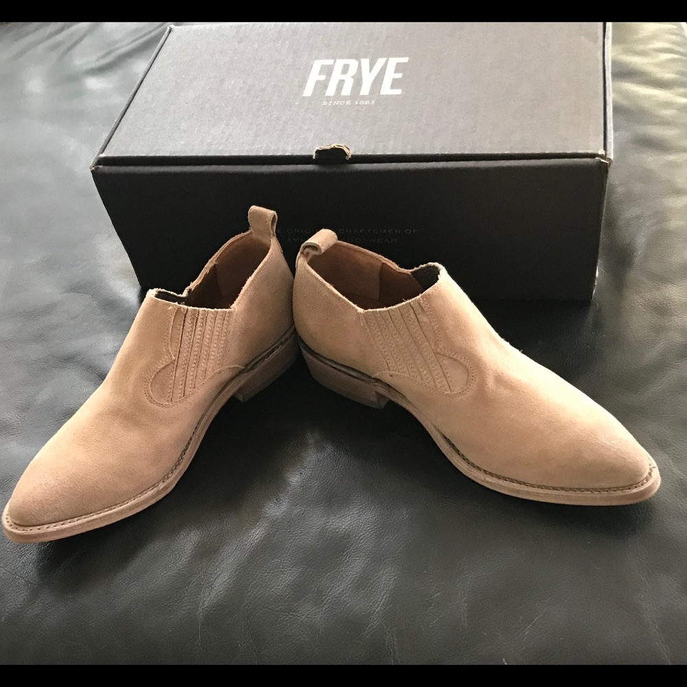 NIB Frye tan suede Billy Shootie, 8